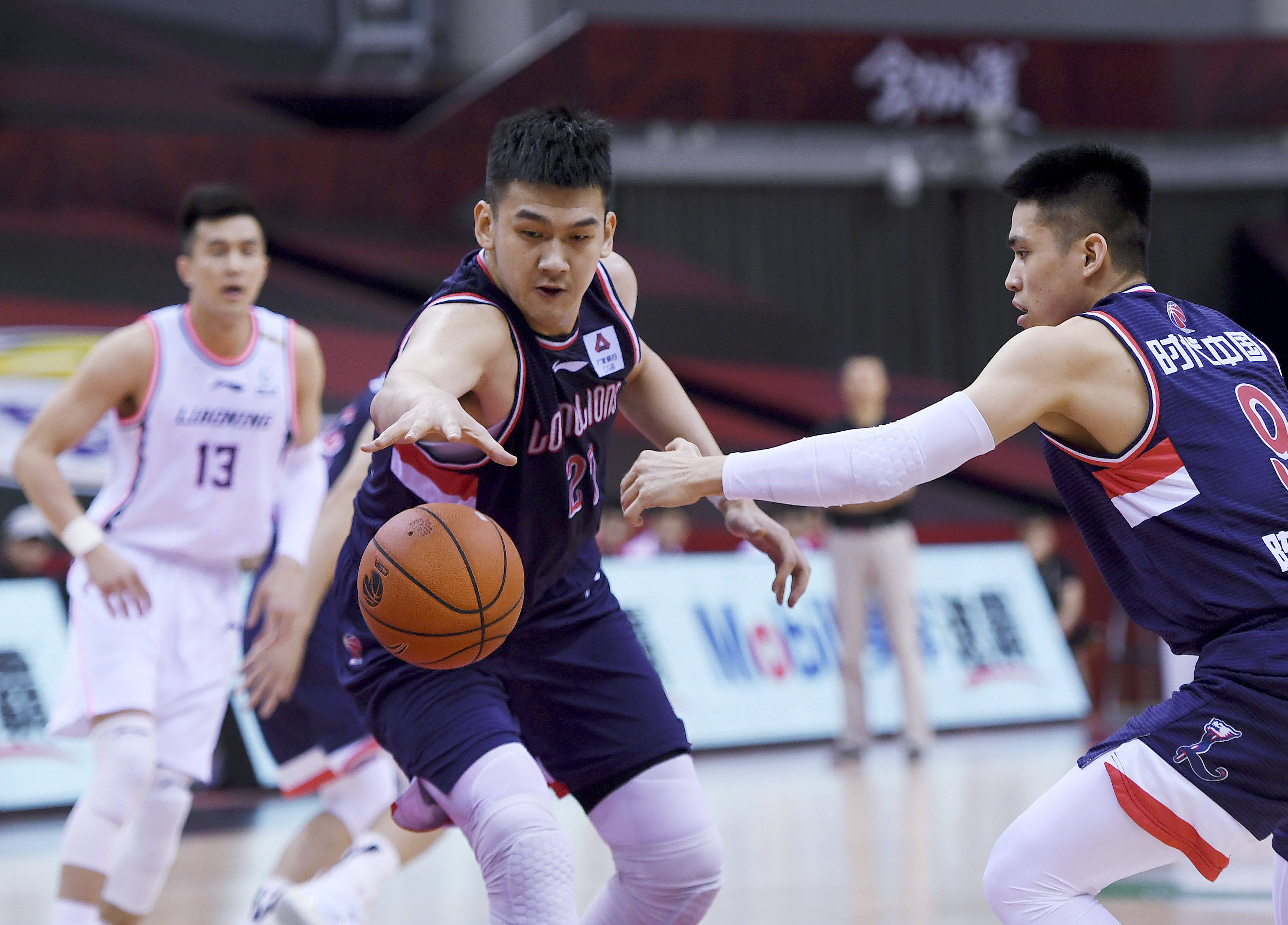 NG体育-CBA季后赛转会期再迎强敌，费城76人迎来里程碑，主帅态度：赛场秩序良好，轮换策略成焦点(nba最新转会球员的名单)