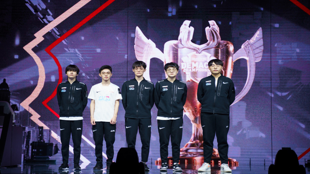 南宫体育-包含Uzi爆冷击败巴塞罗那，战术调整引爆全场！的词条